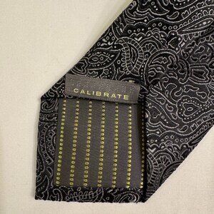 Calibrate men's monochrome paisley necktie